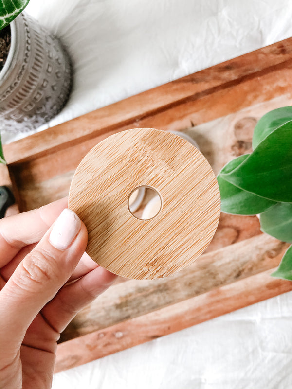 This is a round lid with a suction cup and hole in the middle for a straw and lid is made of bamboo. The lid fits on the 16 and 20oz glassware. 